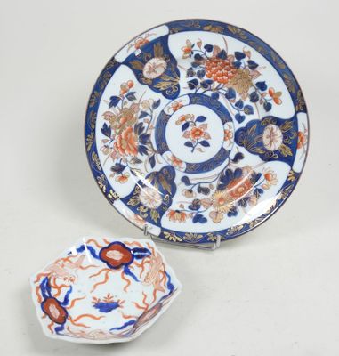 deux assiettes et un bol posés sur une table