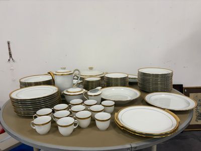 une table avec beaucoup d'assiettes et de tasses