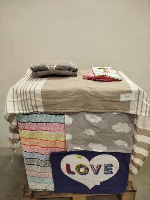une photo d'un lit fabriqué à partir de vieux vêtements