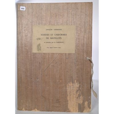 un vieux livre à la couverture brune posé sur une table