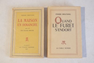 Deux livres sont posés sur une surface blanche ; l'un est jaune et l'autre est rouge.