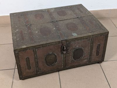 Coffre en bois et laiton à décor gravé de rinceaux entourant…