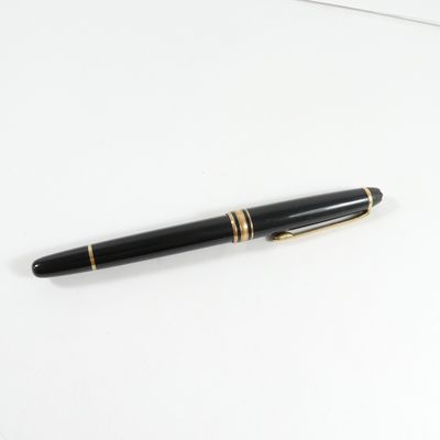 le stylo est posé sur la table, à côté de la feuille