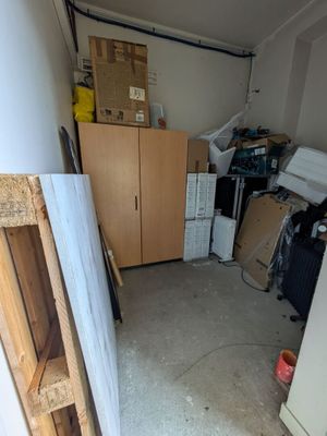 une photo d'une pièce remplie d'objets