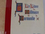 un livre posé sur une table