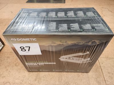 un carton contenant du matériel électronique posé par terre