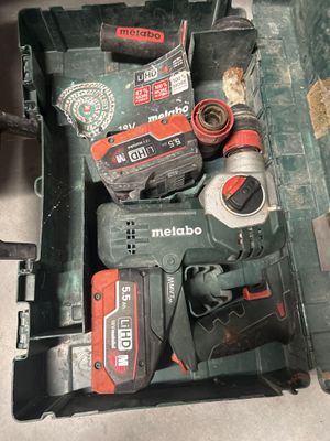 de nombreux outils qui se trouvent dans une boîte à outils