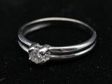gros plan d'une bague en diamant sur une surface noire