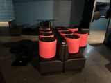 quatre tabourets rouges avec des assises noires dans une pièce