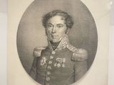 portrait d'un homme en uniforme militaire dans une pièce blanche
