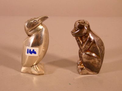 deux figurines en argent représentant des animaux, placées l'une à côté de l'autre