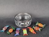 un petit bol en verre rempli de bonbons posé sur une table