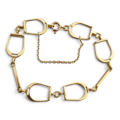 Le bracelet en or est en métal et comporte une longue chaîne.