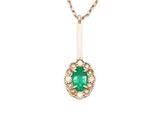 un pendentif en émeraude et diamants monté sur une chaîne en or