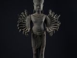 une statue représentant un homme tenant un oiseau, posée sur un socle