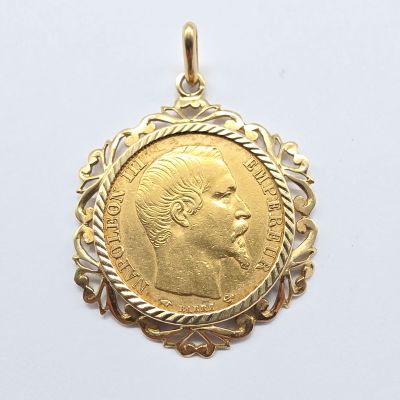 une image représentant une pièce d'or avec le visage d'une femme au centre