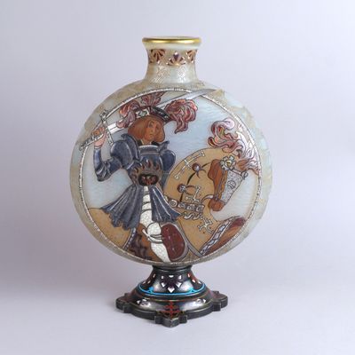 un vase avec la photo d'une femme dessus