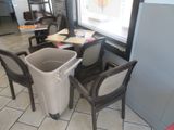 deux chaises et une poubelle dans un coin d'un restaurant