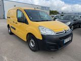 une camionnette Citrole jaune garée sur un parking à côté d'autres voitures