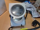 une lampe posée sur une table