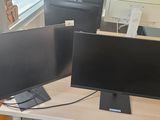 deux écrans posés sur un bureau devant une fenêtre