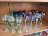 de nombreux verres à vin sur l'étagère du buffet