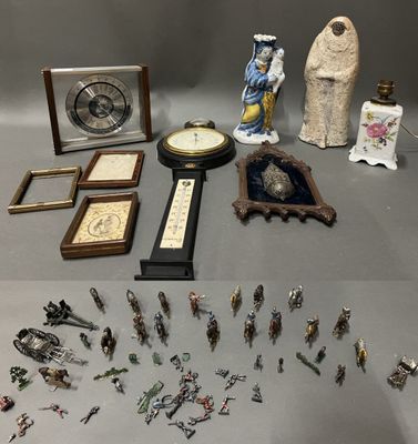 un grand nombre d'objets posés sur une table