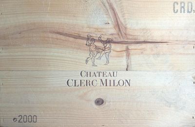 une boîte en bois sur laquelle est dessiné un cheval