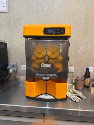 un extracteur de jus posé sur le plan de travail d'une cuisine