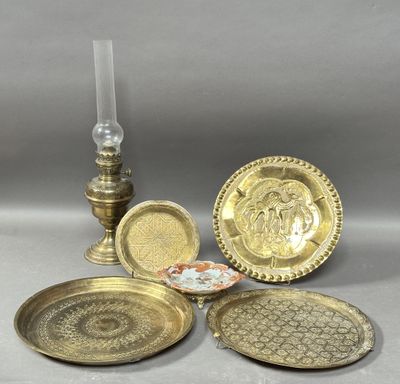 un ensemble de plaques en laiton et une bougie posées sur une table