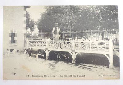 une photo en noir et blanc d'un homme debout sur un pont