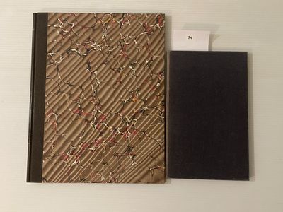 un petit carnet à la couverture noire posé à côté d'un bloc-notes