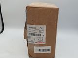 une boîte posée par terre à côté d'un miroir