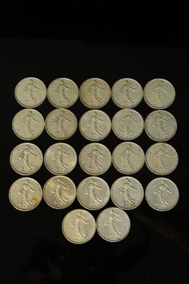 un lot de pièces de monnaie posées sur une table
