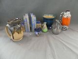 de nombreux vases posés sur une table