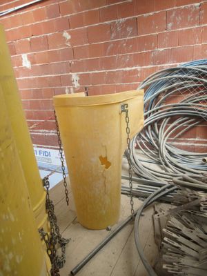 une poubelle jaune posée à côté d'une poubelle jaune