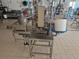 une machine équipée d'un godet, placée au milieu d'une pièce