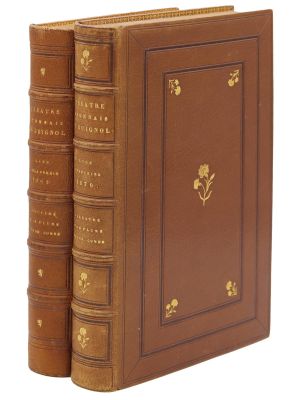 un vieux livre marron aux tranches dorées, orné d'une fleur dorée sur la couverture
