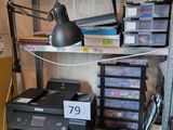 un bureau sur lequel se trouvent une imprimante, ainsi que d'autres fournitures de bureau