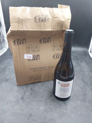 une bouteille de vin à côté d'un carton de vin