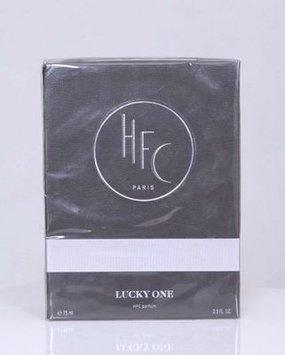 la boîte de parfum lucky one posée sur une table blanche