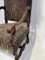 Fauteuil en bois mouluré et sculpté, les accotoirs feuillagé… (photo 2)