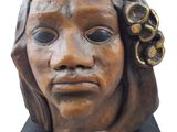 sculpture représentant la tête d'une femme avec une fleur dans les cheveux