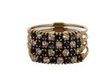 gros plan d'une bague en or avec des pierres bleues et blanches