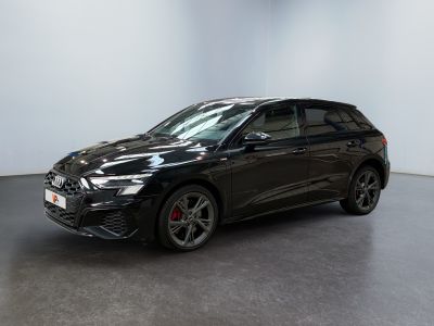 une voiture noire garée dans une pièce aux murs blancs