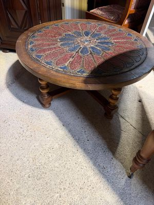 une table ornée d'un motif floral dans un salon