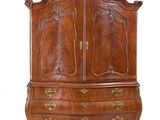 une image représentant une armoire en bois ornée de sculptures