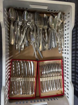 de nombreux couverts dans un panier posé sur la table