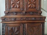 une image représentant une armoire en bois ornée de panneaux sculptés