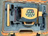 une boîte jaune et noire contenant un objet jaune et noir